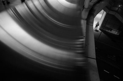 Figura del túnel curvo de Satoshi Hata