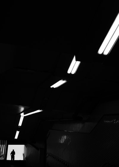 Túnel oscuro, salida luminosa de Satoshi Hata