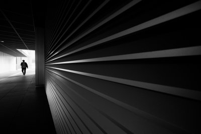 Una figura solitaria en el túnel de Satoshi Hata