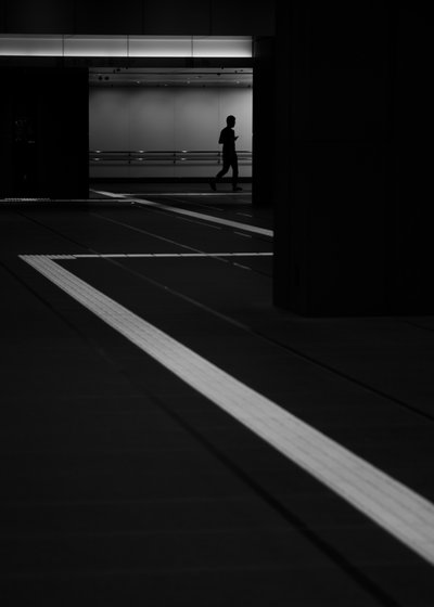 Pasaje subterráneo «Figura solitaria» de Satoshi Hata