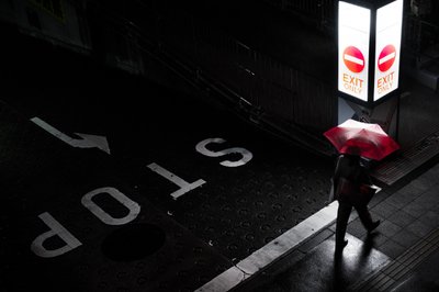Paseo nocturno del Paraguas Rojo de Satoshi Hata