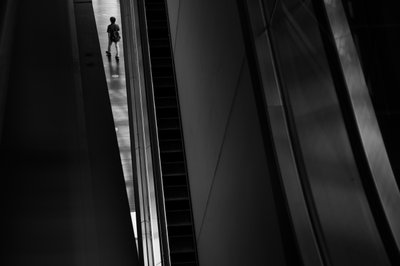 El camino solitario de la escalera mecánica de Satoshi Hata