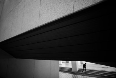 Figura solitaria subiendo unas escaleras de Satoshi Hata