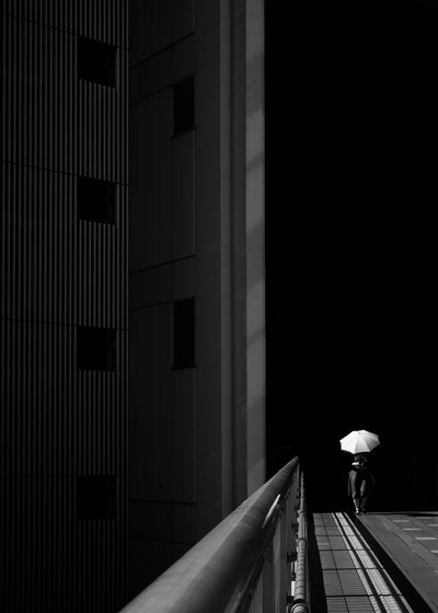 El caminante solitario con paraguas de Satoshi Hata
