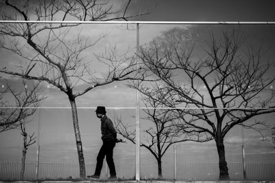 Reflexión urbana solitaria de Satoshi Hata
