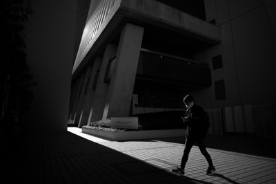 Camino urbano en la luz de Satoshi Hata