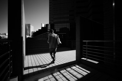 Paseo por las sombras de la ciudad de Satoshi Hata