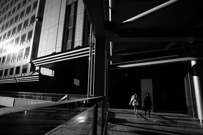 Paseo por las sombras urbanas de Satoshi Hata