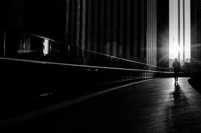Caminando hacia la luz de Satoshi Hata