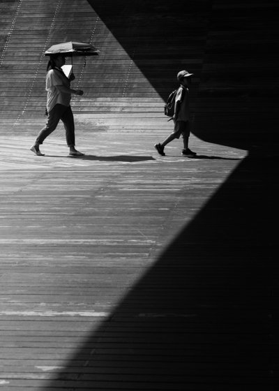 Caminando entre la luz y la sombra de Satoshi Hata