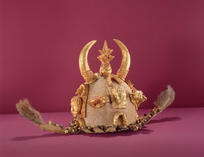 Casco asante usado por los funcionarios, procedente de Ghana (oro y piel de animal) de School African
