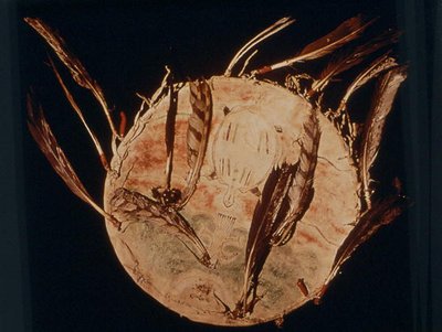 Escudo de guerrero, tribu Cheyenne (piel de búfalo y plumas) de School American