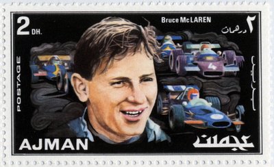 Sello de los Emiratos Árabes Unidos representando al piloto de autos neozelandés Bruce McLaren (1937-1970). de School Arabic