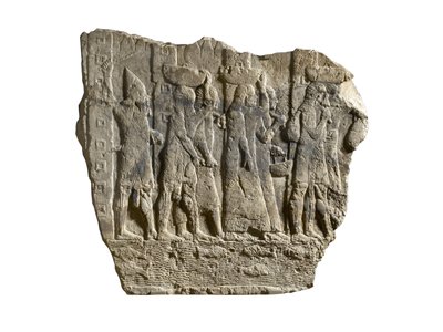 Fragmento de relieve asirio que muestra soldados escoltando botín y cautivos de Babilonia de School Assyrian