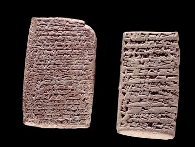 Mesopotamia: Tablas asirias (izquierda) de un contrato de comercio (siglo XIX o XVIII a.C.) y tablas babilónicas (derecha) de un contrato de venta de una casa (entre el siglo XX y XVI a.C.) grabadas con inscripción en cuneiforme de School Assyrian