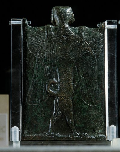 Arte oriental, Asiria (Mesopotamia): folleto que representa un exorcismo (bronce, reverso), Antigüedad. París, Museo del Louvre de School Assyrian