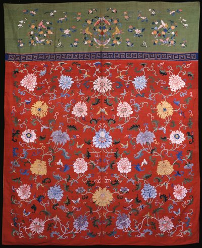 Un gran colgante tejido en kossu en sedas de colores sobre un fondo rojo, con un borde superior de verde manzana, chino del siglo XVIII o XIX de School Chinese