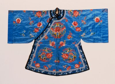 Una túnica informal de satén azul no me olvides, bordada en sedas con peonías y rondeles de mariposas esparcidos con flores de loto, duraznos y otras frutas y flores de School Chinese