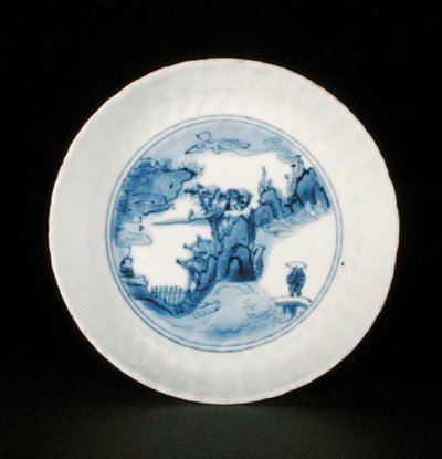 Plato kraak azul y blanco pintado con una figura en un paisaje, marca Egret, Wanli o Tianqi de School Chinese