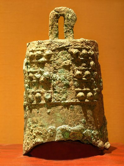 Campana de bronce (770-476 a.C.), descubierta en Xiangmen. Fotografía, Leonard de Selva, Museo de Suzhou, China, 2006 de School Chinese