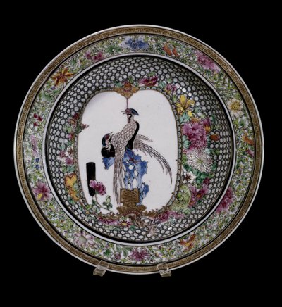 Arte chino: plato de cerámica de la familia rosa decorado con pájaros y flores. Reg. Qianlong (1736-1795). París, Museo Guimet, Museo Nacional de Artes Asiáticas de School Chinese