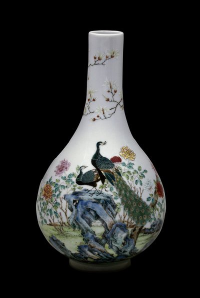 Arte chino: jarrón de cerámica de la familia rosa decorado con pájaros (incluyendo pavos reales) y flores. Reg. Qianlong (1736-1795). París, Museo Guimet, Museo Nacional de Artes Asiáticas de School Chinese