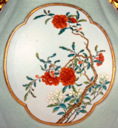 Detalle de un Fino y Muy Raro Jarrón Famille Rose con Fondo Celadón y Esmalte Dorado de Prunus y Rosas de School Chinese