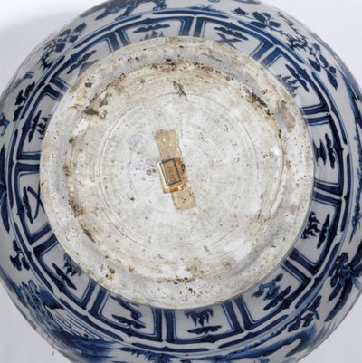 Detalle de un jarrón azul y blanco excepcionalmente raro e importante, Dinastía Guan Yuan, mediados del siglo XIV de School Chinese
