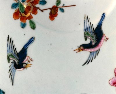 (detalle) de dos pájaros en vuelo de un cuenco cubierto Rose Famille, período Qianlong (1736-95) c.1745 de School Chinese