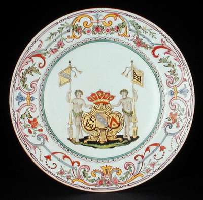 Plato decorado en esmaltes famille rose con los escudos de Goos de Ghyseghem, acollees con Vecquemans y Goubau, período Yonzheng (1725-35) c.1730 de School Chinese