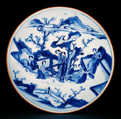 Plato pintado en azul bajo vidriado con figuras de damas, período transicional, c.1640 de School Chinese