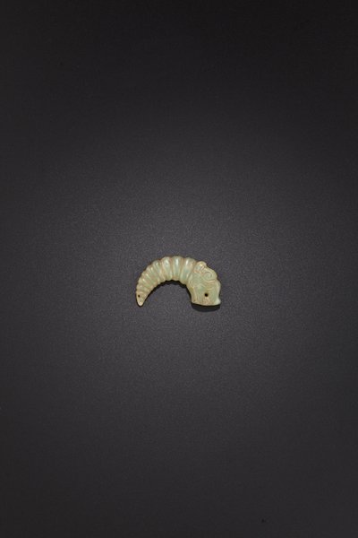 Colgante de gusano de seda dragón, finales de la dinastía Shang-principios de la dinastía Zhou Occidental de School Chinese