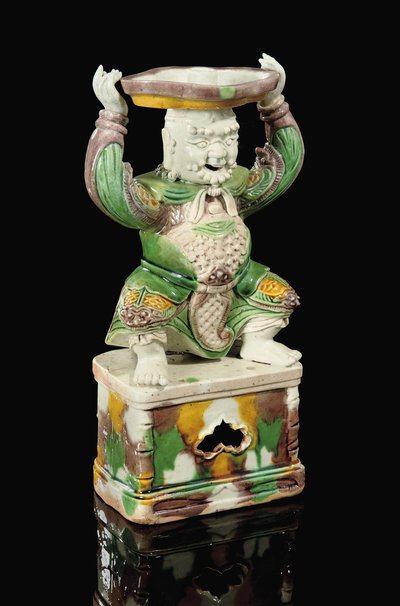 Candelabro esmaltado de huevo y espinaca, modelado como un inmortal sonriente con barba rizada, brazos levantados para sostener el accesorio de candelabro de cuatro hojas equilibrado en su cabeza, Kangxi de School Chinese