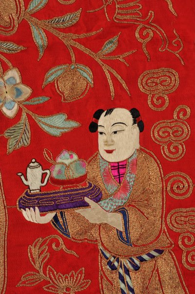 Bordado que representa a un niño trayendo té (detalle) de School Chinese