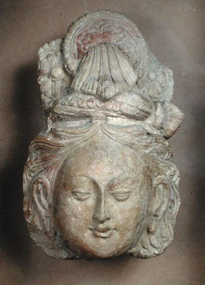 Cabeza de un Bodhisattva con un elaborado peinado, de Tumshuq (Xinjiang) siglo VI-VII de School Chinese