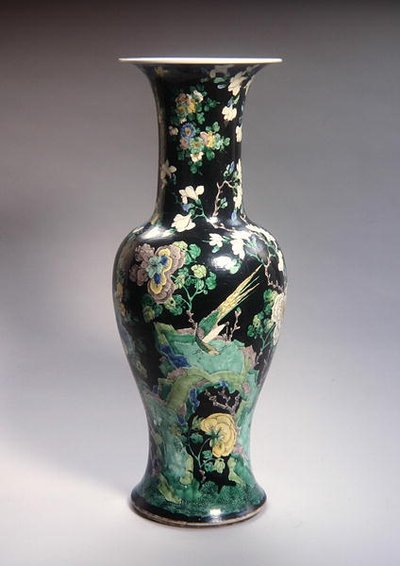 Gran Jarrón Famille Noire Yen Yen, período Kangxi (1662-1722) de School Chinese