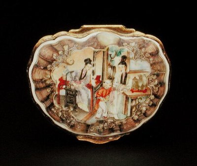 Tapa de caja de rapé en forma de concha, período Qianlong (1736-95) c.1760 (porcelana) de School Chinese