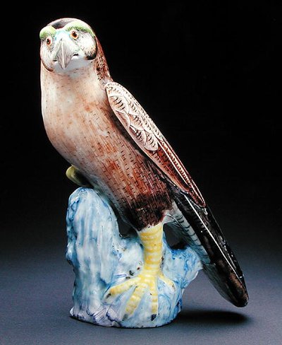Uno de un par de halcones de famille rose, c.1750 de School Chinese