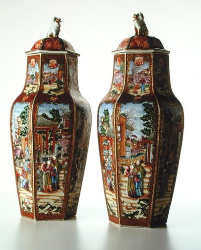 Par de jarrones hexagonales chinos con sus tapas, período Qianlong (1736-95) de School Chinese