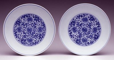 Par de platos de salsa, con flores de loto estilizadas, marca y período de Yongzheng 1723-35 (porcelana con esmalte azul) de School Chinese