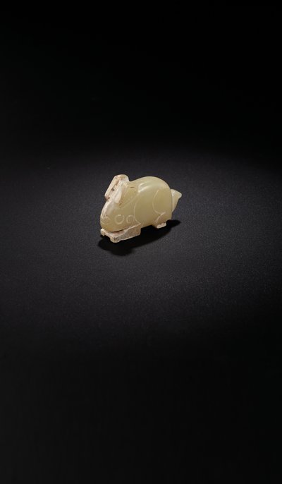 Colgante en forma de conejo, dinastía Shang tardía-principios de la dinastía Zhou occidental de School Chinese