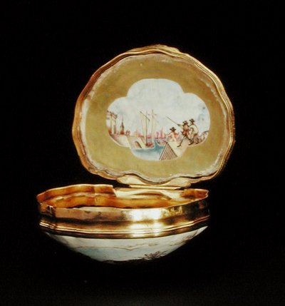 Caja de rapé en forma de concha, período Qianlong (1736-95) c.1760 (porcelana) de School Chinese