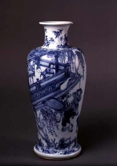 Jarrón que representa a una dama en un balcón, chino, c.1690-1710 de School Chinese