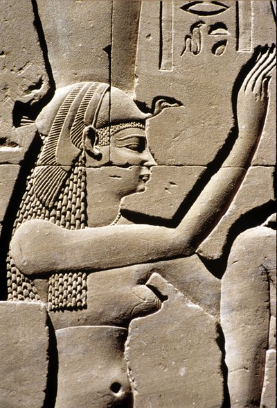 Antiguo Egipto, Talla mural, Diosa Isis, Templo de Horus, Edfu, 237 - 57 a.C. (foto) de School Egyptian