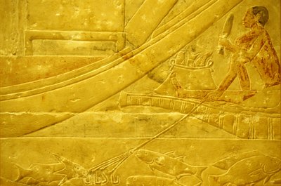 Antiguo Egipto, Talla/pintura mural, Mastaba/Tumba de Idout, Saqqara, 2323-2150 a.C., Un pescador escalando peces y sosteniendo una lanza de cuatro puntas (foto) de School Egyptian
