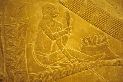 Antiguo Egipto, Grabado mural/pintura, Mastaba/Tumba de Idout, Saqqara, Pescadores sentados en barcas escamando pescado, VI dinastía (foto) de School Egyptian
