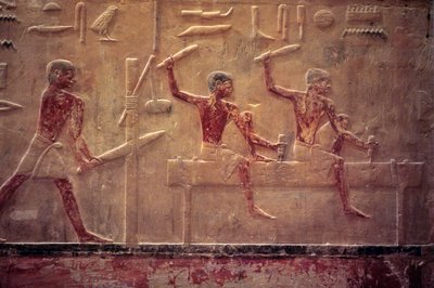 Antiguo Egipto, Tallado/pintura de muros, Mastaba/Tumba de Ti, Saqqara, V Dinastía, Carpinteros serrando y martilleando, Viga perfiladora (foto) de School Egyptian
