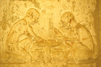 Antiguo Egipto, Escultura mural/pintura, Tumba de Petosiris, Tuna el Gebel, 300 a.C., Hombres fabricando ungüentos medicinales (foto) de School Egyptian