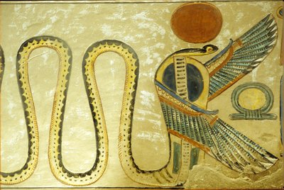 Antiguo Egipto, Pintura mural, Tumba de Amón hir Khopshef, Uraeus y serpientes aladas custodian la entrada de la cámara funeraria, dinastía XX, Valle de las Reinas (foto) de School Egyptian