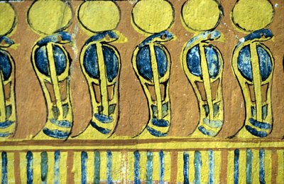 Antiguo Egipto, Pintura mural, Serpientes de Uraeus custodiando el santuario de Osiris, Tumba de Sennedjem, Tebas, Deir el Medna de School Egyptian